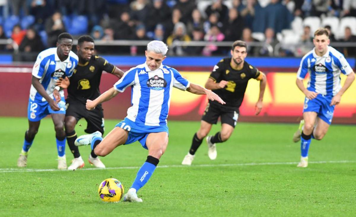 Los jugadores del Dépor festejan el primer gol en Castalia. | LOF