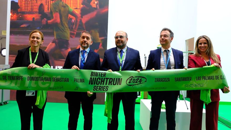 Binter presenta en Fitur el calendario de la Binter NightRun 2024 y la nueva imagen de la Revista NT