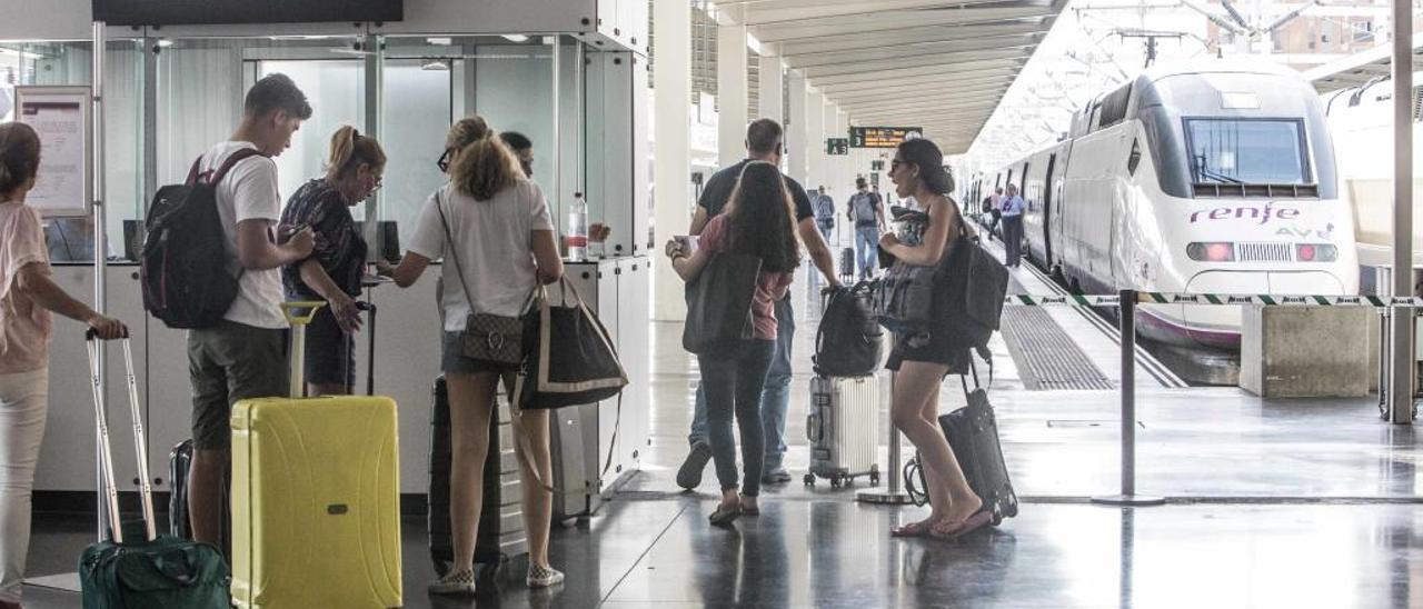 Pasajeros pasando el control de embarque para acceder al andén del AVE que conecta Alicante con Madrid, en una imagen de este mes de julio.