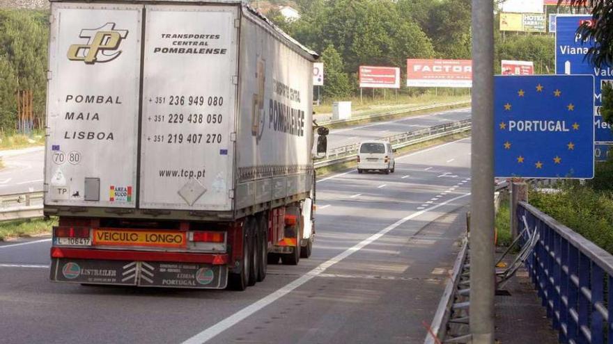 Un camión circula en la frontera entre España y Portugal.