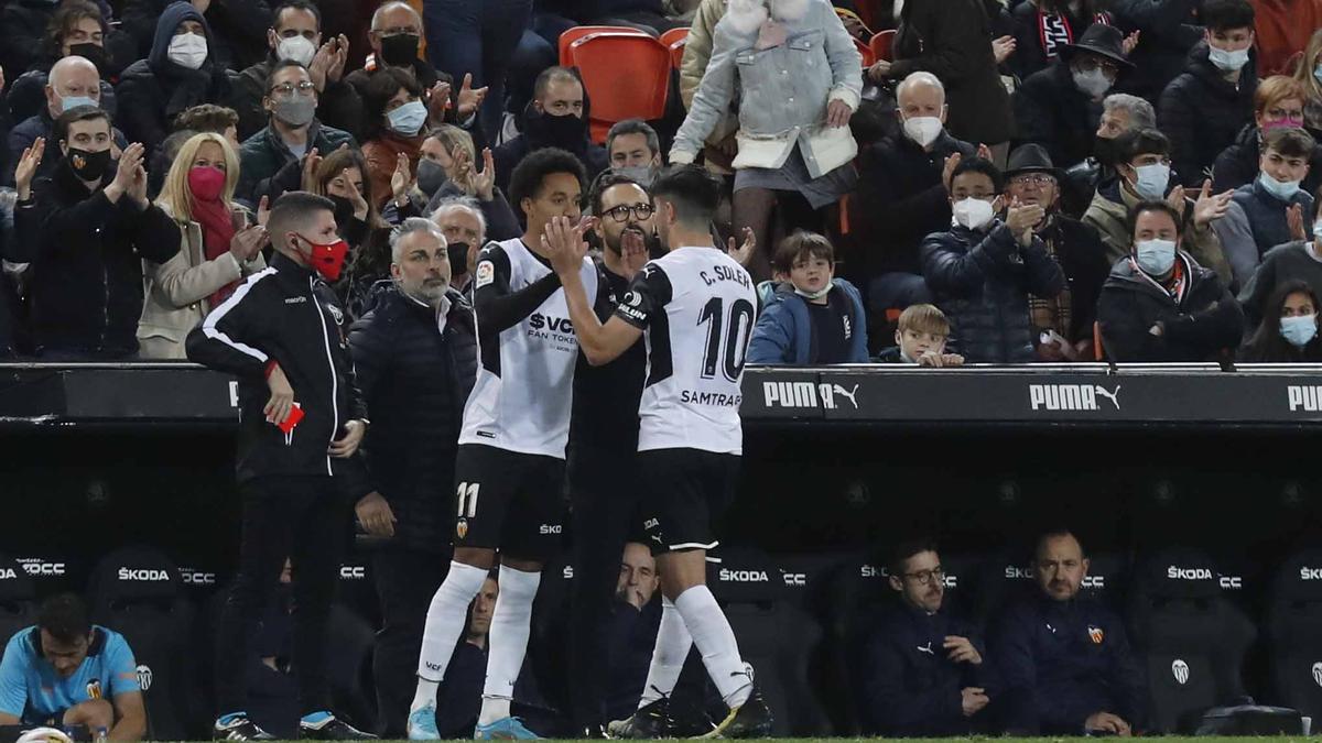 Hélder Costa, saliendo al verde de Mestalla desde el banquillo