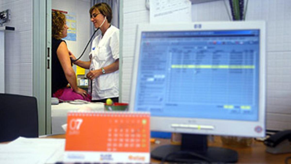 Una paciente es atendida por una doctora en el CAP Ramon Turró, en Barcelona.