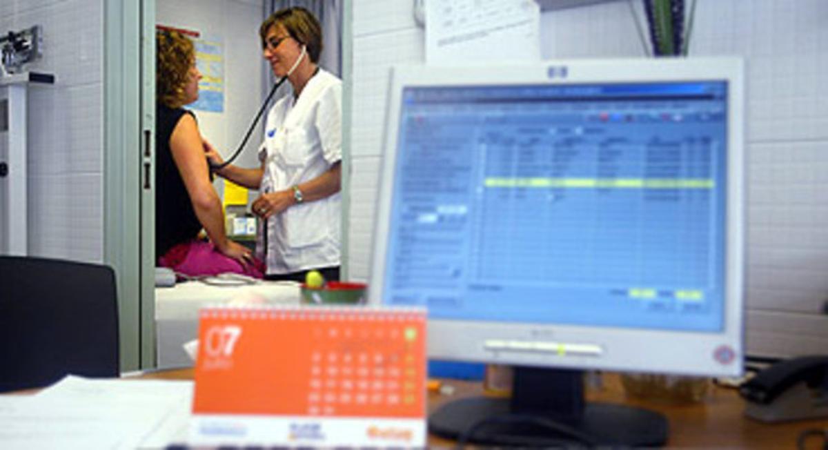 Una paciente es atendida por una doctora en el CAP Ramon Turró, en Barcelona.