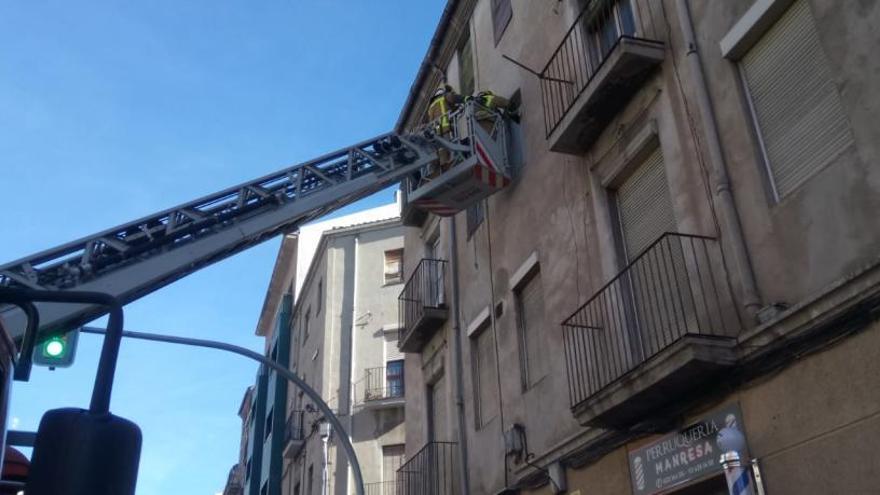 Retiren els vidres d&#039;una finestra trencada, a la carretera de Vic de Manresa