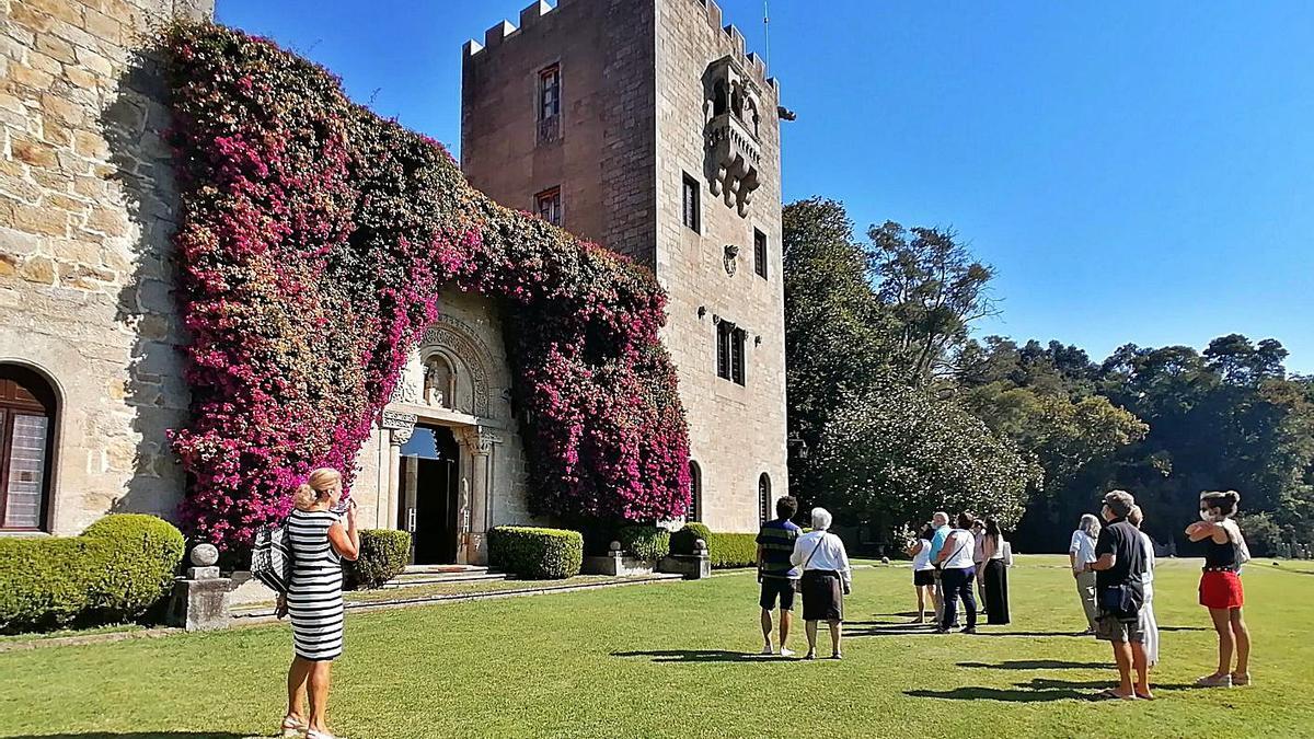 Visitantes en los jardines del pazo de Meirás.  | // FDV