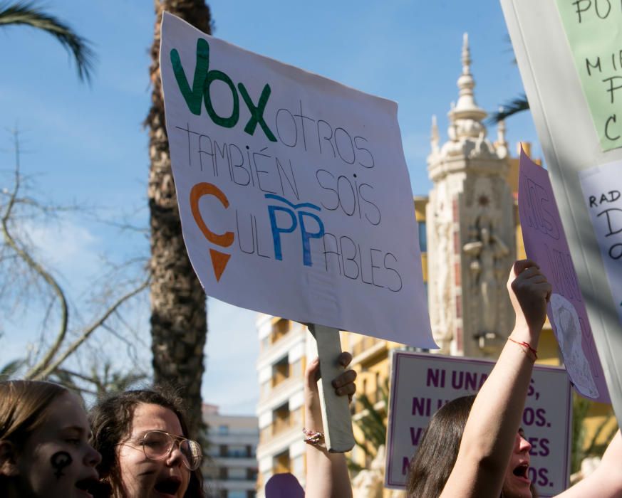 La afluencia es tal que no sólo cubre todo el recorrido de esta vía, sino que muchas personas esperan poder salir desde la Avenida de Federico Soto.