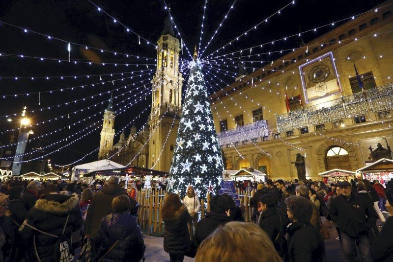 El alcalde de Zaragoza, Jorge Azcón, realiza el encendido de la iluminación navideña