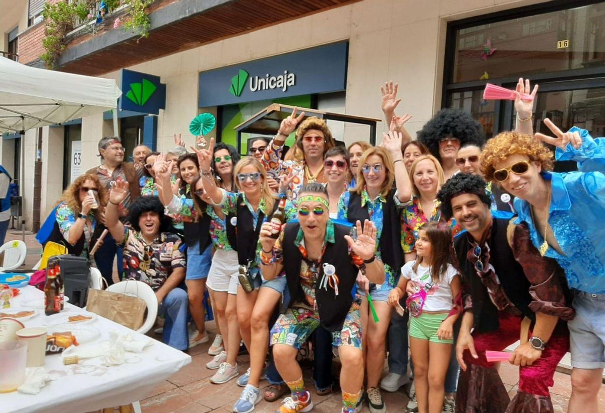 Los amigos de la Báscula del Ferreiro, de hippies, en el centro de Grado. | L. P.