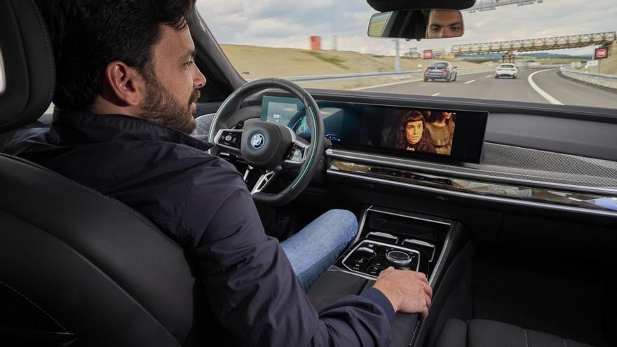 BMW toma la delantera inventándose la conducción autónoma de Nivel 2+3
