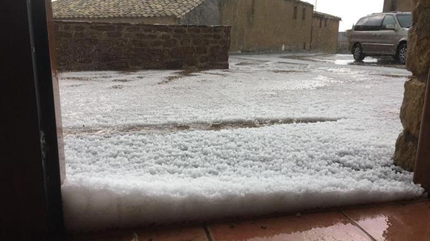 Una intensa granizada provoca graves daños en campos y caminos