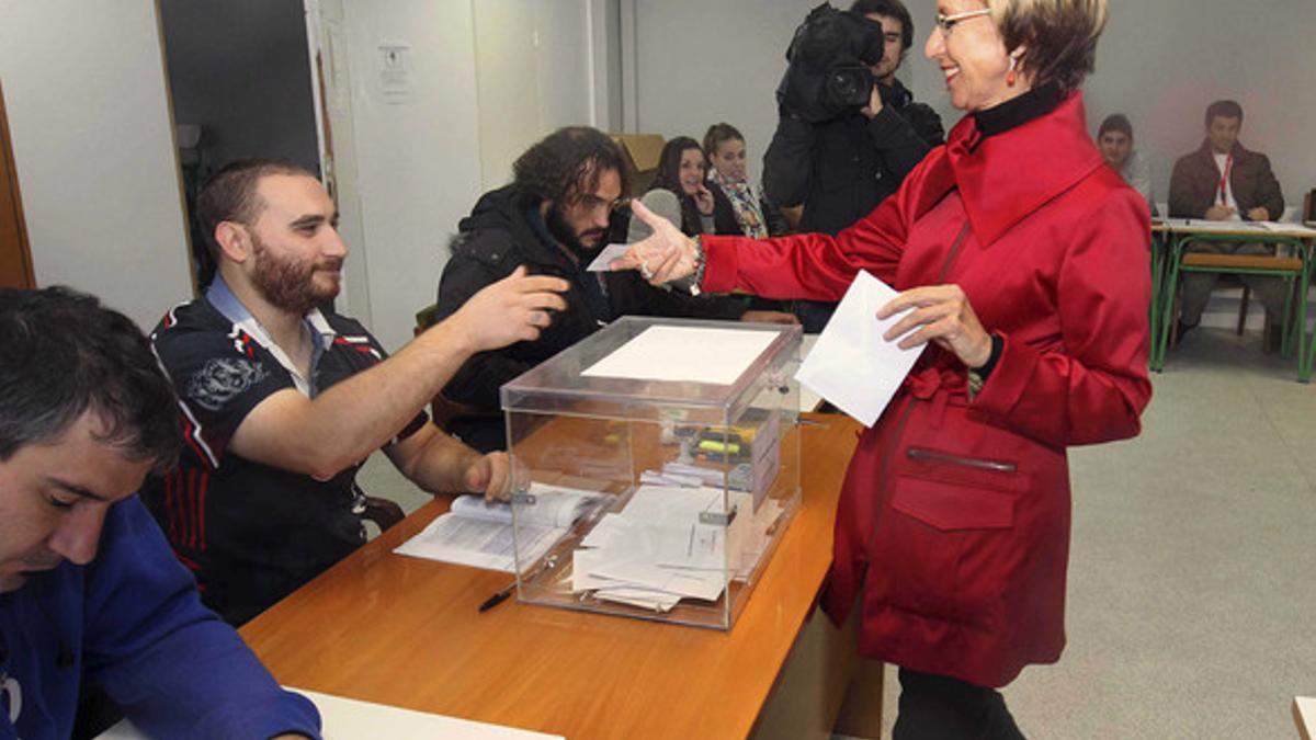 La presidenta de UPyD, Rosa Díez, acude a votar, ayer en el colegio electoral de Sodupe, en Güeñes (Vizcaya).
