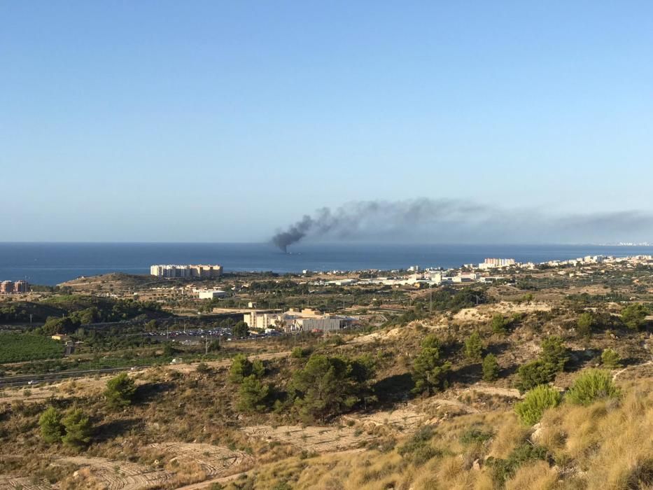 Los cuatro tripulantes han sido rescatados en buen estado y Salvamento Marítimo trabaja en la extinción del fuego.