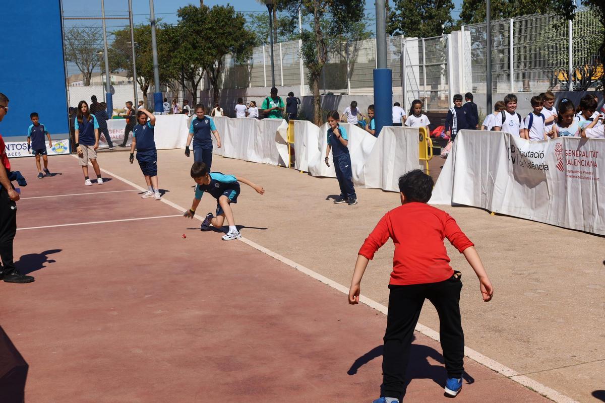 El Poliesportiu Municipal de Silla es va omplir de xiquets i xiquetes per jugar a raspall en un mat de pilota i diversi. El Poliesportiu Municipal de Silla es va omplir de xiquets i xiquetes per jugar a raspall en un mat de pilota i diversi.