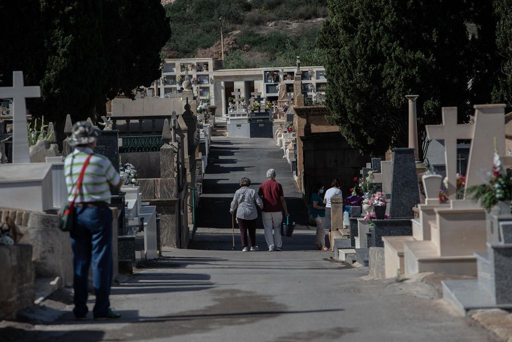 Víspera del día de Todos los Santos en el cementerio de Los Remedios de Cartagena