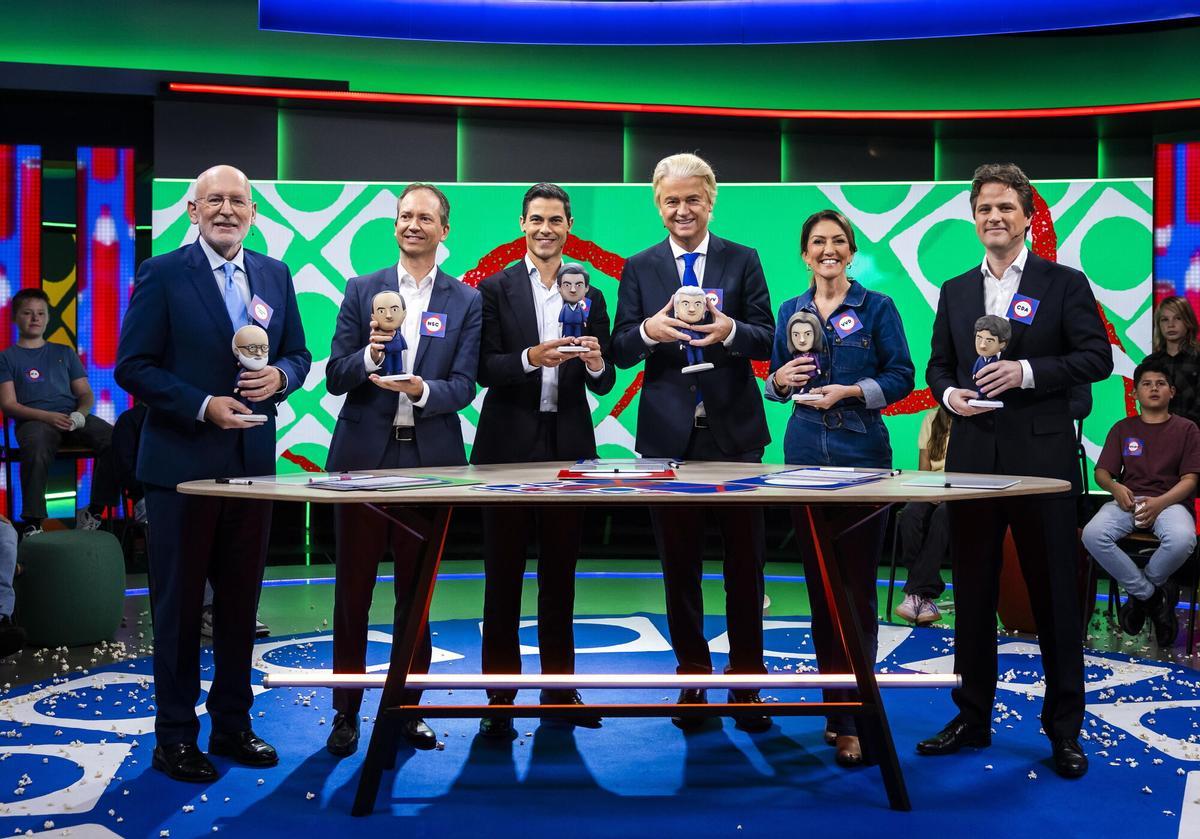 De izquierda a derecha, los candidatos a las elecciones parlamentarias de Países Bajos Frans Timmermans (GroenLinks-PvdA), Eddy van Hijum (NSC), Rob Jetten (D66), Geert Wilders (PVV), Dilan Yesilgoz (VVD) y Henri Bontenbal (CDA), durante un debate televisivo el pasado sábado.