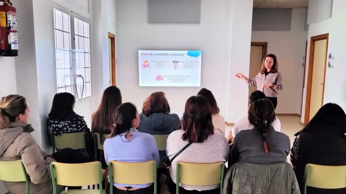Taller sobre pantallas digitales en la guardería infantil de Monesterio