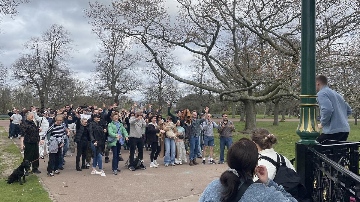 Henry Duff (a la derecha) reúne a un centenar de personas, en el parque de Greenwich, en uno de los paseos que organiza gratuitamente en Londres a través de TikTok para conocer gente nueva.