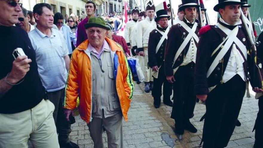 Miembros de ARCHA parten de la plaza del Ayuntamiento hacia la sala capitular de la Catedral caracterizados de tropas españolas de inicios del siglo XIX.