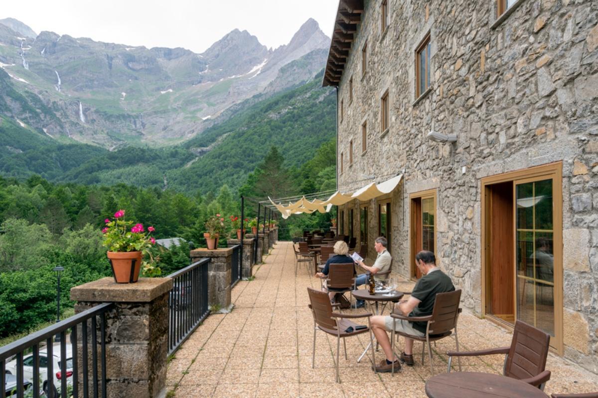 LLena tus pulmones de aire puro y descansa en el parador de Bielsa.