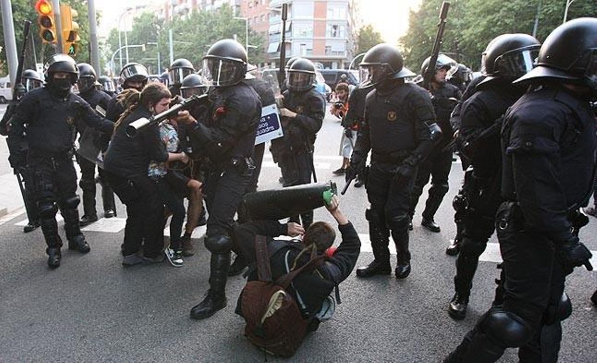 Agents dels Mossos disparen pilotes de goma contra alguns dels concentrats i els peguen amb porres.