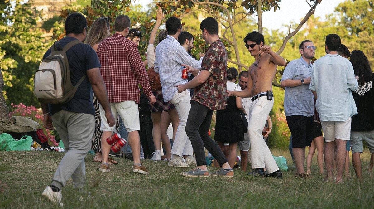 Botellón en el parque de la Ciutadella de Barcelona, el pasado 12 de junio, aún vigente el estado de alarma.