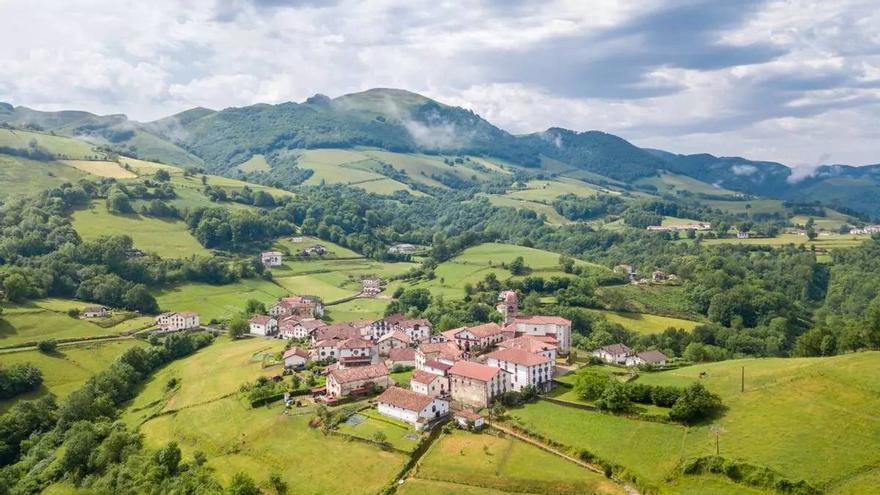 Este pueblo navarro tiene el nombré más largo de Europa y aguarda una de las joyas naturales más increíbles del mundo