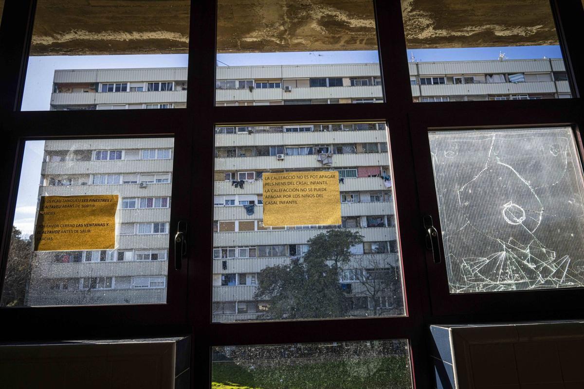 Barcelona, 30/01/2026 Barcelona. El Casal Cívic de La Mina cierra este viernes y es el primer edificio que empieza a reformarse dentro del plan de transformación del barrio anunciado por Illa (la gente del Casal estará por la mañana terminando de recoger; os esperan entre las 10:00 y las 13:00 y también podréis hacer fotos por dentro. Han hecho alguna pintada reivindicativa y familias y niños también han escrito mensajes en paredes y puertas). AUTOR: MANU MITRU
