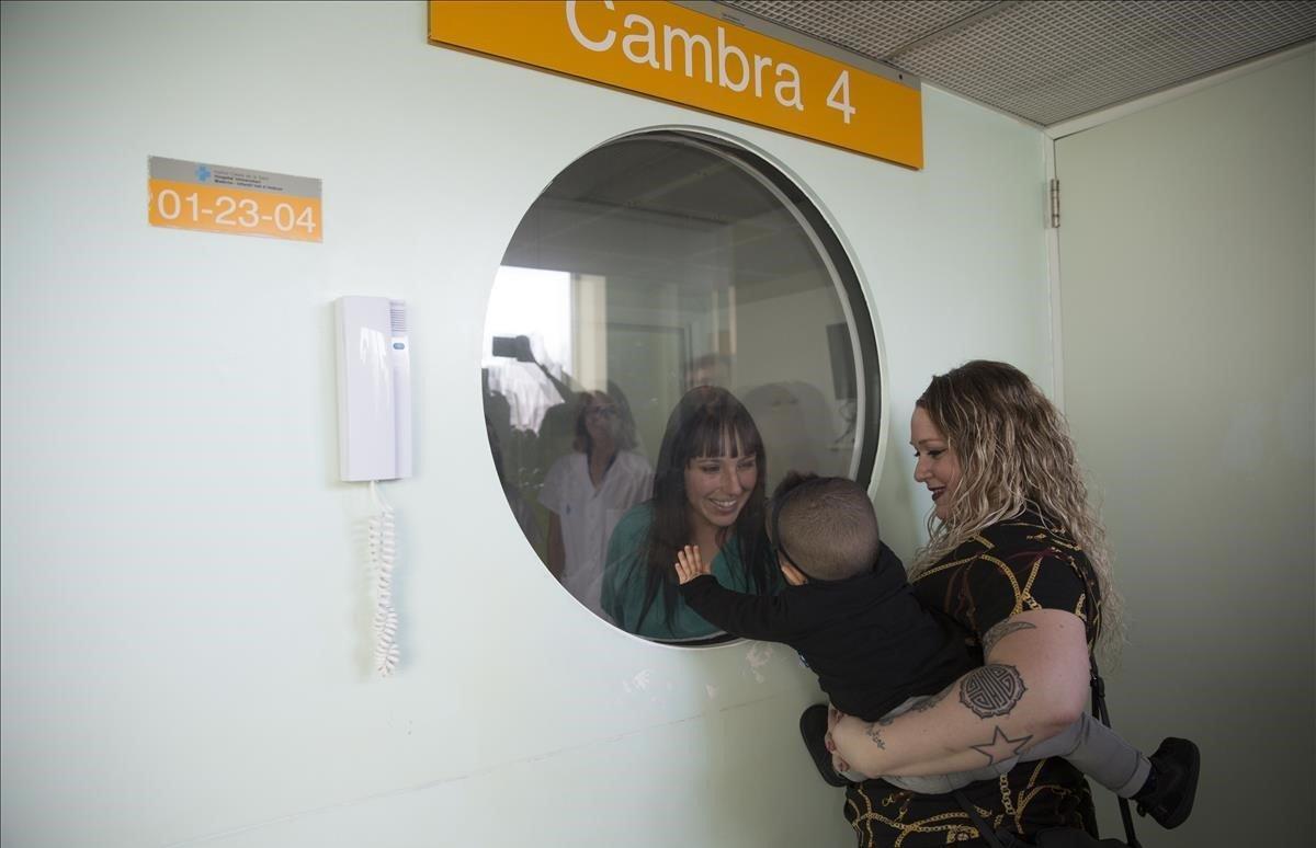 Derek, el primer niño burbuja detectado gracias al cribado neonatal implementado en el Hospital de la Vall d’Hebron con sus dos madres, Raquel y Nerea.