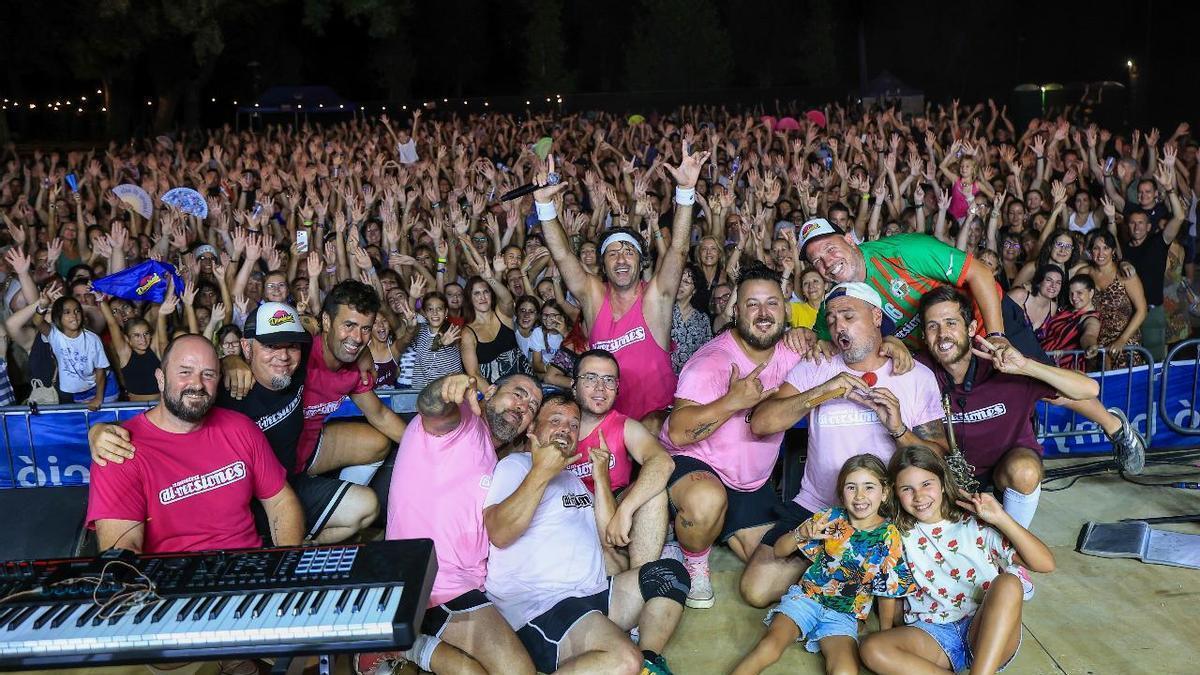 El concert de l’Orquestra Di-versiones al Club Natació Banyoles, durant el primer dia de les Festes de la Mare de Déu d’Agost.