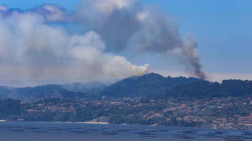 Columnas de humo por los incendios de ayer en Cangas, vistas desde el otro lado de la ría. // Ricardo Grobas