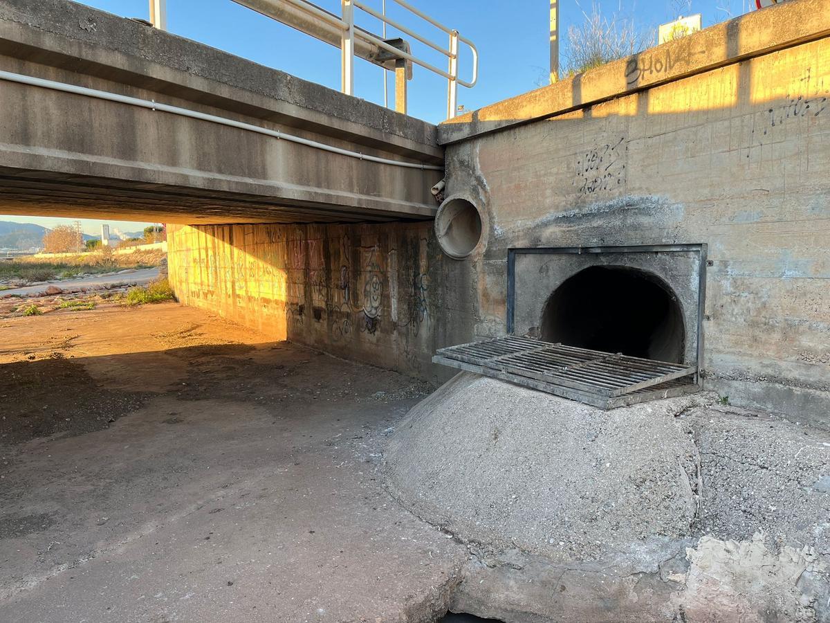 Al tener conocimiento del vertido, el Ayuntamiento ordenó que se limpiara la zona antes de esclarecer el origen.