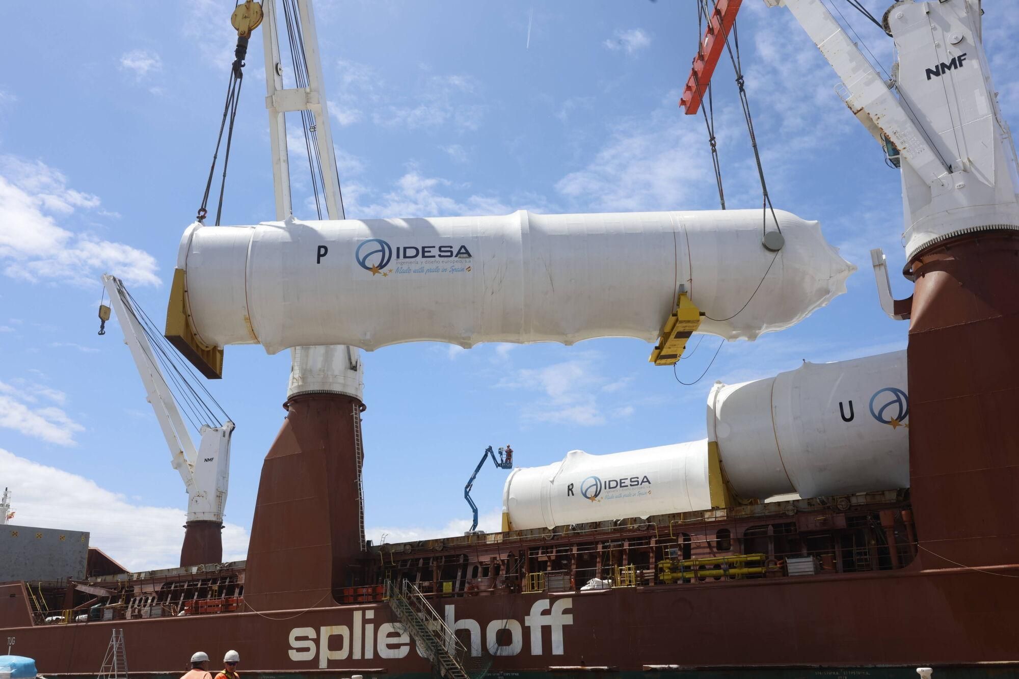 En imágenes: Así fue la carga en el Puerto de Avilés de nueve colosales depósitos de CO2 fabricados por Idesa