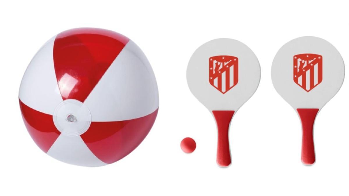 El balón y las palas de playa que están a la venta en la página web del Atlético