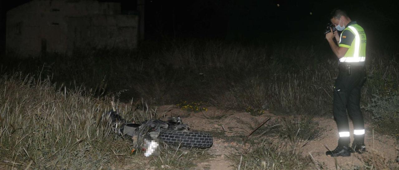 Un guardia, junto a la moto de los chicos fallecidos en Son Ferriol.