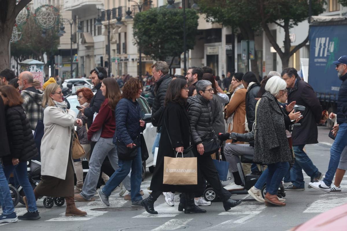 Calles abarrotadas en el centro de València para hacer las últimas compras de la Navidad