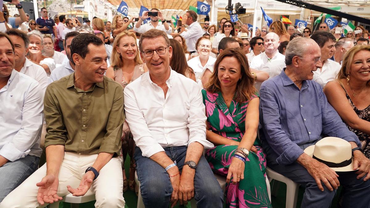 Alberto Núñez Feijóo, rodeado por Juanma Moreno y Patricia Navarro en su visita a Málaga del cierre de campaña de las elecciones generales.