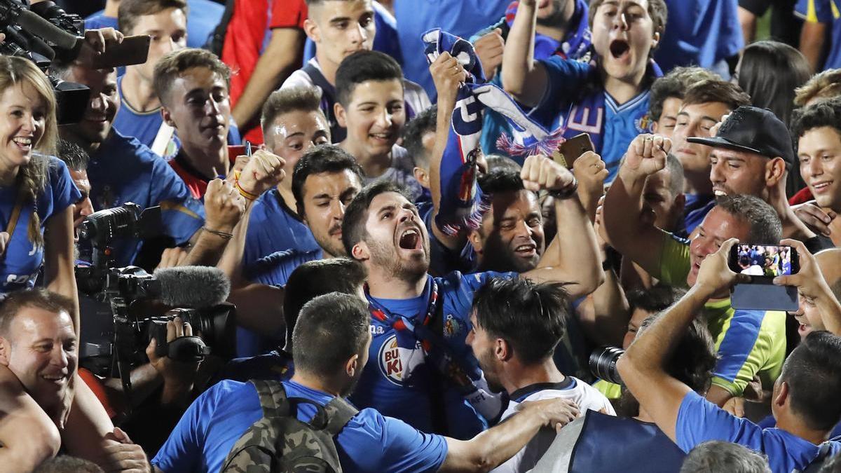 Jugadores y aficionados del Getafe, durante la celebración inicialmente sancionada de 2017.