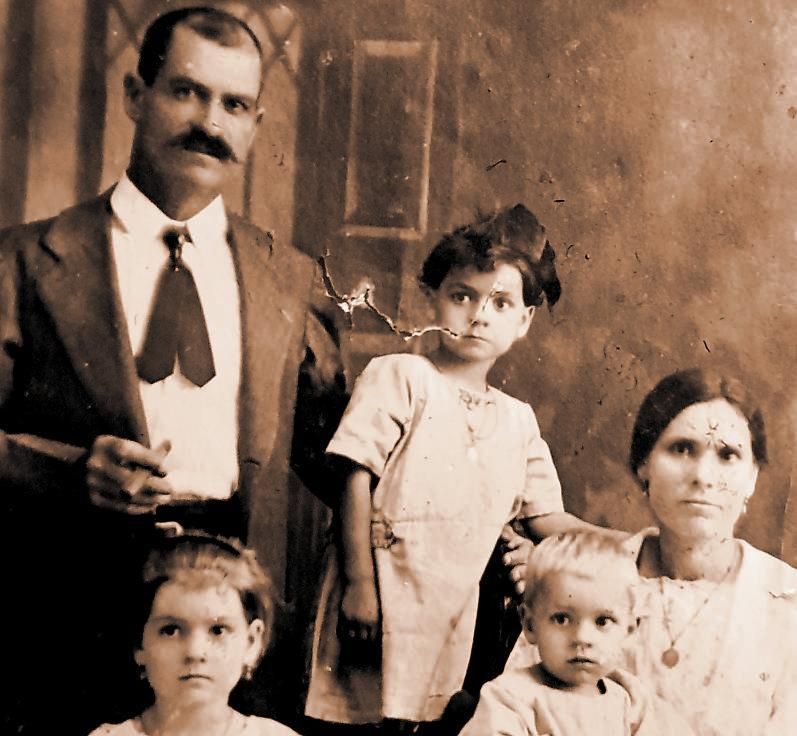 Nachkommen der Turmwächter („dels Torrers“): Rafel Ginard mit Familie. Die Kinder vorne wurden Opfer der Spanischen Grippe. | FOTO: MARGALIDA GINARD MAS