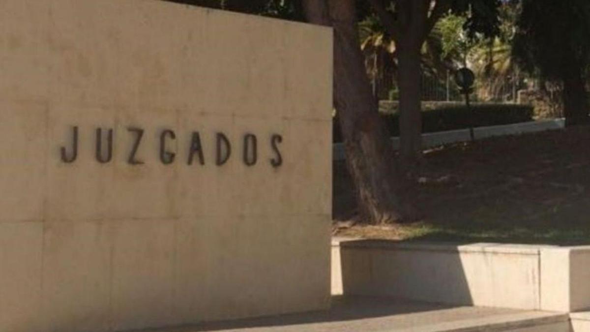 Acceso a una de las sedes judiciales dispersas por el término municipal de Marbella.