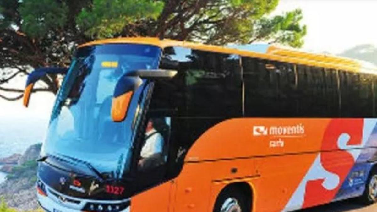 Un autobús interurbà circulant per una via de la Costa Brava.