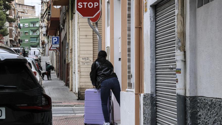 La proliferación de los pisos turísticos en Alicante, a debate por los vecinos de Carolinas Bajas y el Pla