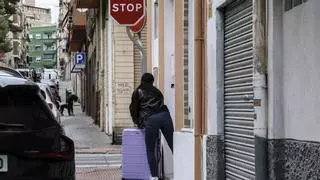 La proliferación de los pisos turísticos en Alicante, a debate por los vecinos de Carolinas Bajas y el Pla