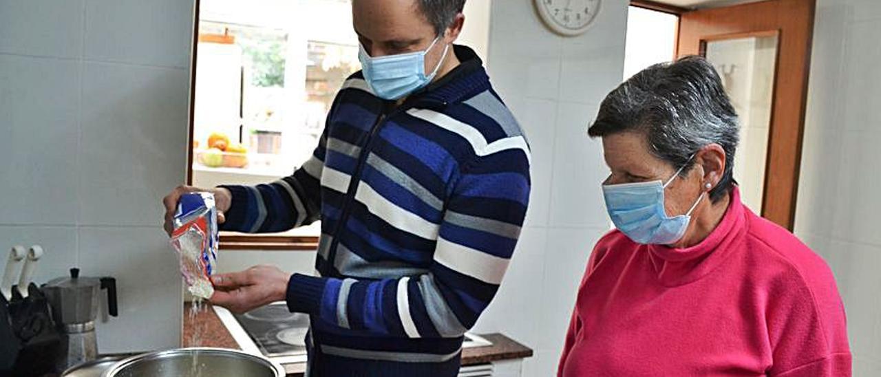 Rubén Cuesta y Pilar Álvarez, en pleno cocinado