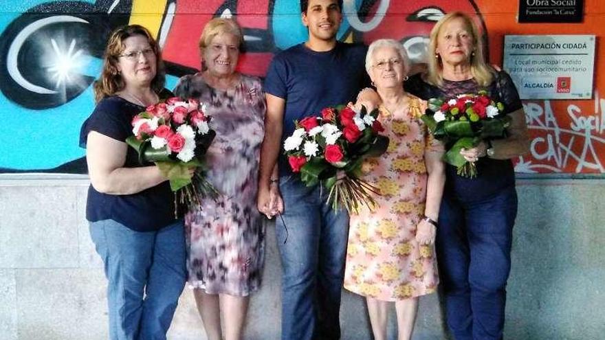 De izquierda a derecha, Mercedes Lago, Carmen Avendaño, Javier Martínez (voluntario), Tonina Díaz y Sara Guntín. // Marta G. Brea