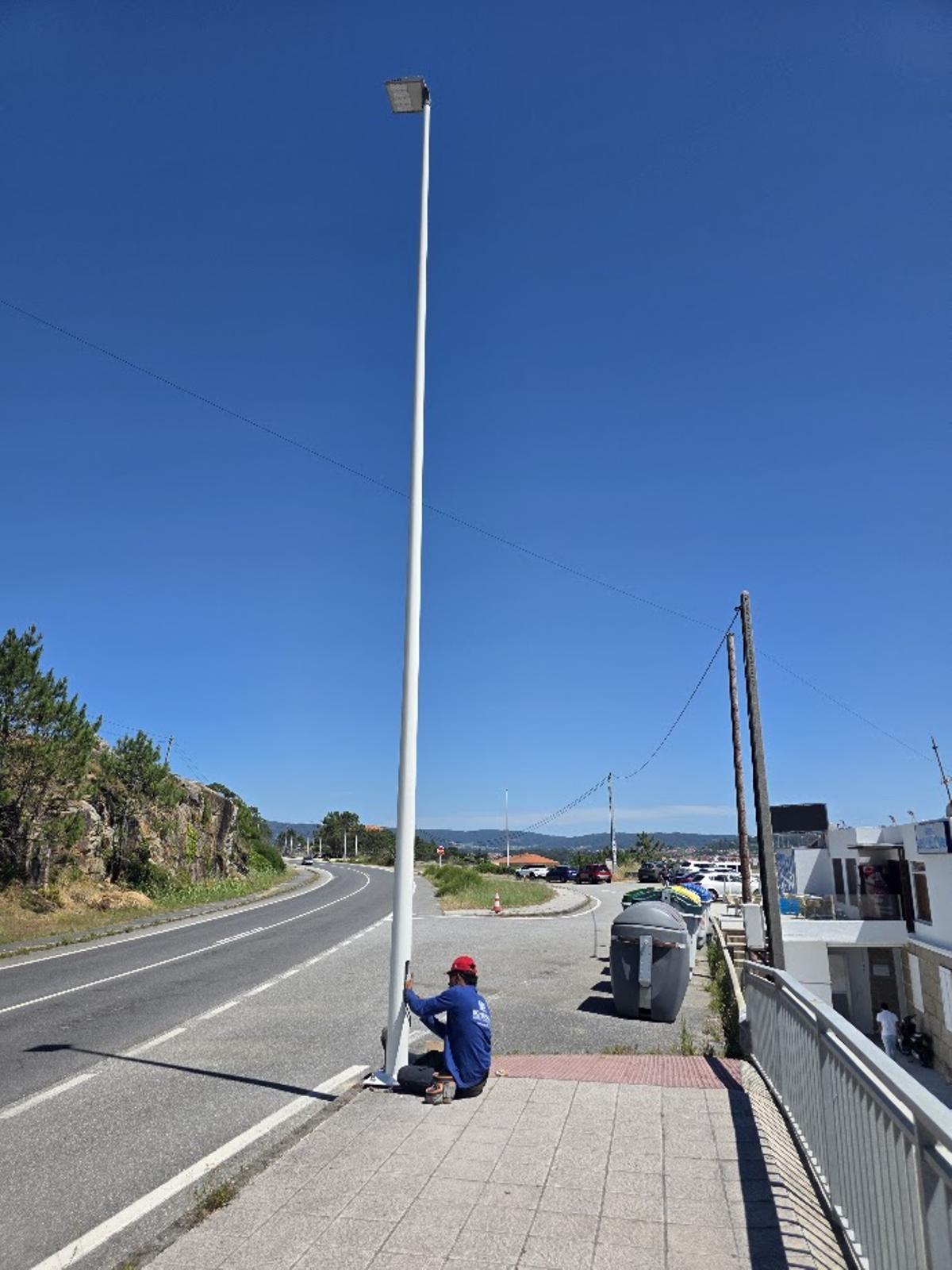 Uno de los trabajadores conectando una de las farolas.