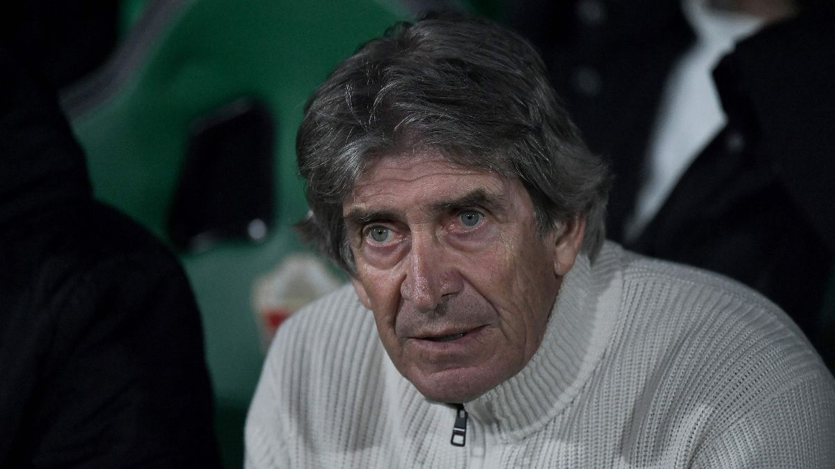 Pellegrini en el banquillo del Betis