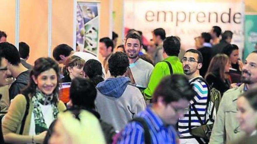 Asistentes a la primera jornada del Foro de Empleo Universitario, ayer, en Gijón.