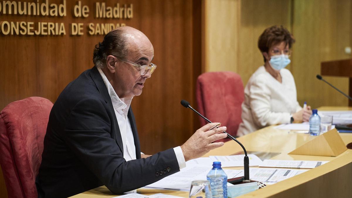 El viceconsejero de Salud Pública y Plan Covid-19 en funciones de la Comunidad de Madrid, Antonio Zapatero, y la directora general de Salud Pública, Elena Andradas