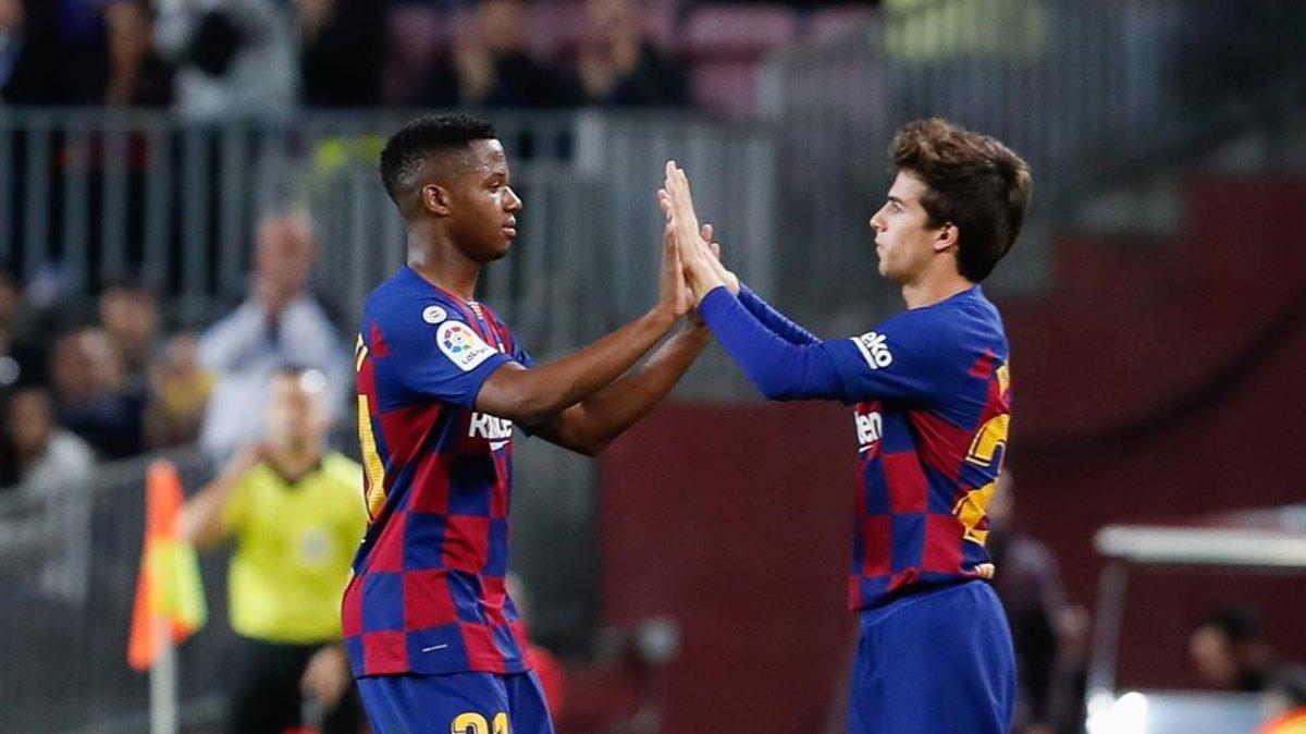 Ansu Fati y Riqui Puig siguen en dinámica del primer equipo