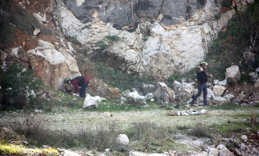 Dos efectius dels TEDAX a la zona on han fet detonar explosius